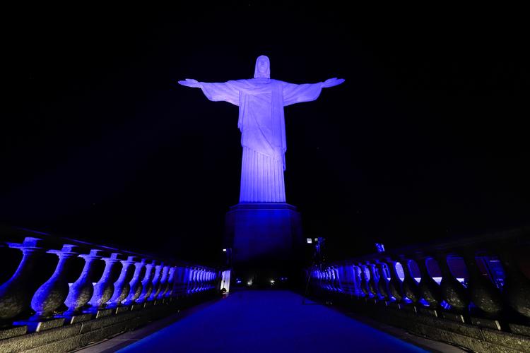 Grandes cartões postais do Brasil iluminados na cor azul em homenagem aos 80 anos da SBC